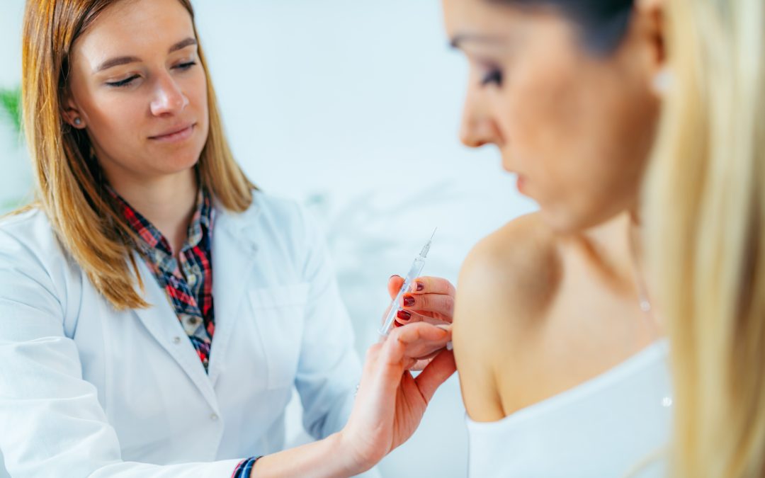 Pharmacien réalisant un diagnostic dermatologique en pharmacie