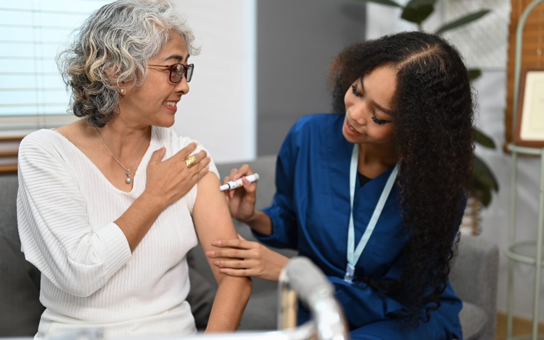 Pharmacien vaccinant un adulte en pharmacie